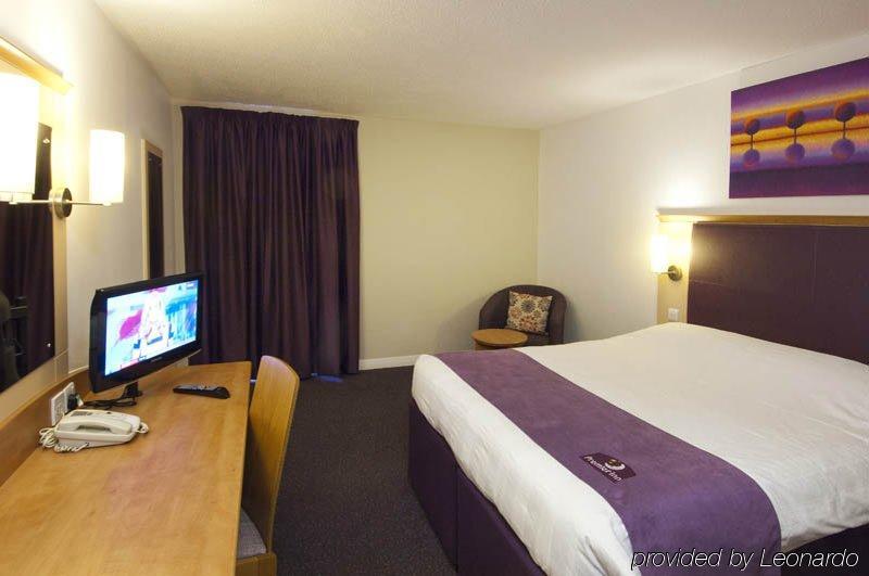 Premier Inn London Heathrow Airport T2 & T3 - Bath Road Hounslow Exterior photo